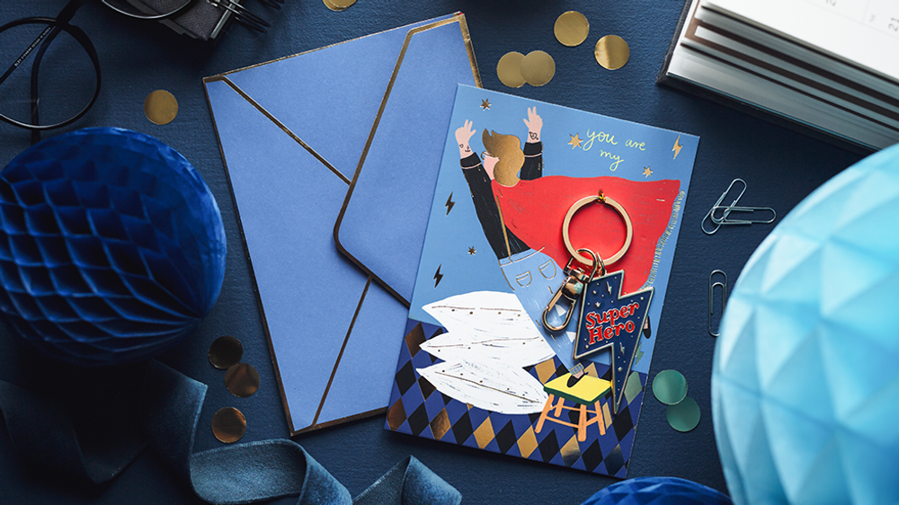 Objets déco enfant - Fête des pères: Carte avec porte-clés Super Hero, Carte avec épingle Cotillon, Chaussettes Dad, Sac cadeau #1 Dad - PARTYDECO