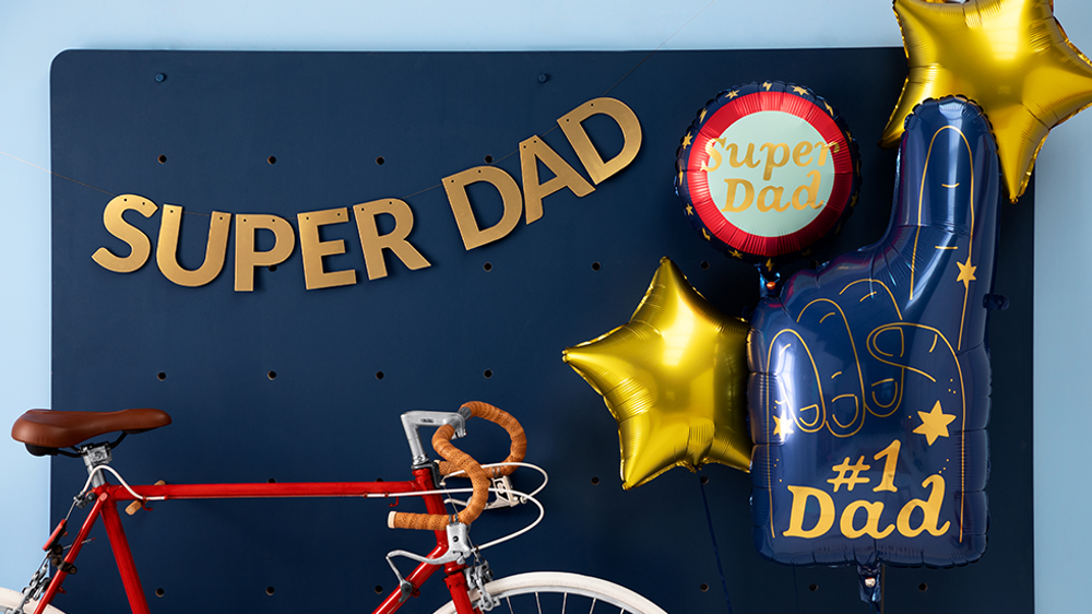Objets déco enfant - Fête des pères: Carte avec porte-clés Super Hero, Carte avec épingle Cotillon, Chaussettes Dad, Sac cadeau #1 Dad - PARTYDECO