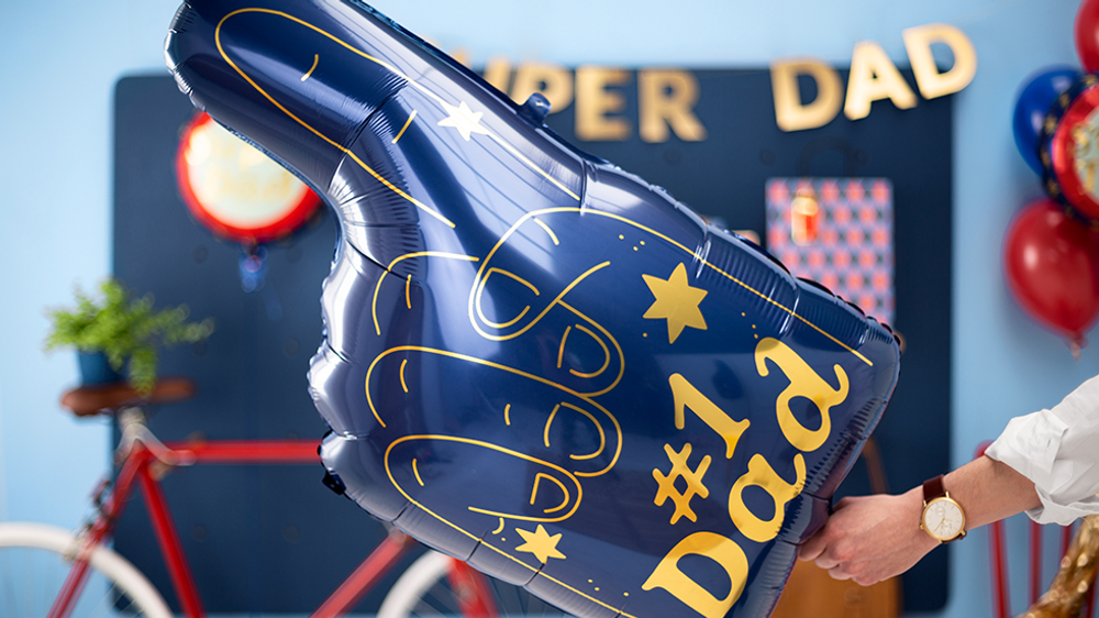 Objets déco enfant - Fête des pères: Carte avec porte-clés Super Hero, Carte avec épingle Cotillon, Chaussettes Dad, Sac cadeau #1 Dad - PARTYDECO