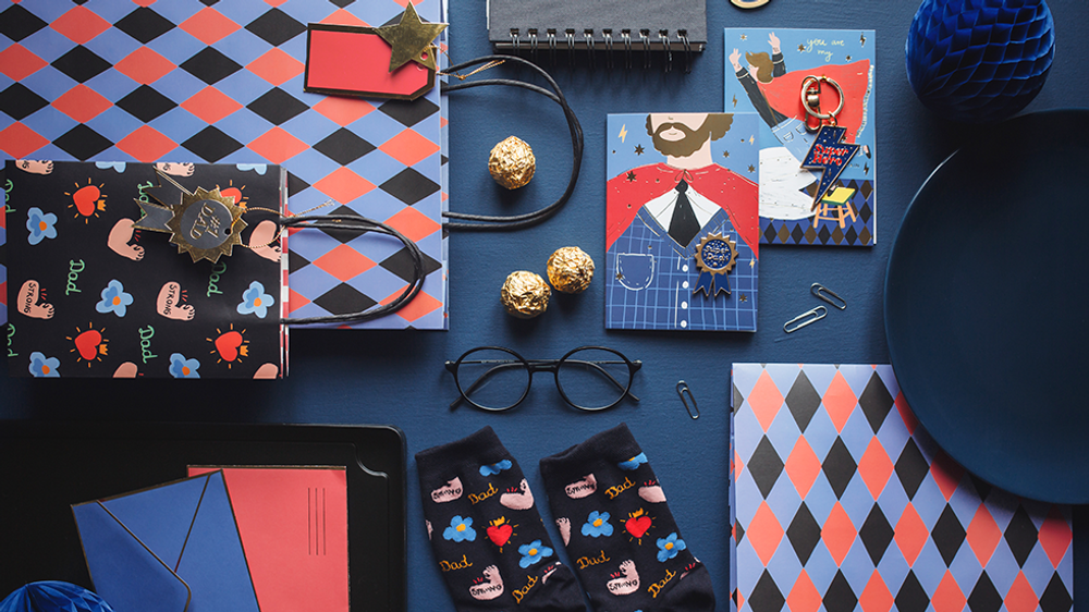 Objets déco enfant - Fête des pères: Carte avec porte-clés Super Hero, Carte avec épingle Cotillon, Chaussettes Dad, Sac cadeau #1 Dad - PARTYDECO