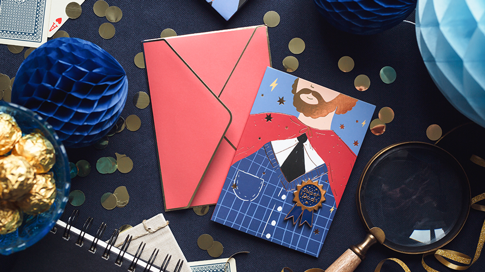 Objets déco enfant - Fête des pères: Carte avec porte-clés Super Hero, Carte avec épingle Cotillon, Chaussettes Dad, Sac cadeau #1 Dad - PARTYDECO