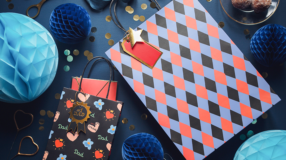 Objets déco enfant - Fête des pères: Carte avec porte-clés Super Hero, Carte avec épingle Cotillon, Chaussettes Dad, Sac cadeau #1 Dad - PARTYDECO