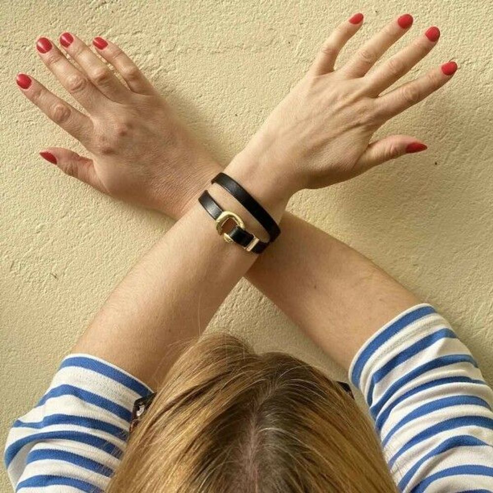 Bijoux - Bracelet en cuir noir et fermoir doré - L'ATELIER DES CREATEURS