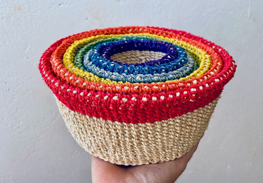 Corbeilles - Ensemble de paniers en sisal arc-en-ciel par Hadithi Crafts - NEST