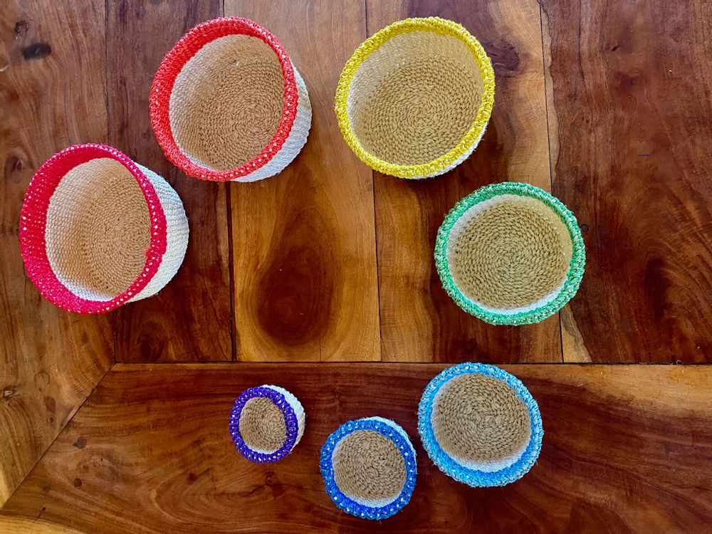 Corbeilles - Ensemble de paniers en sisal arc-en-ciel par Hadithi Crafts - NEST