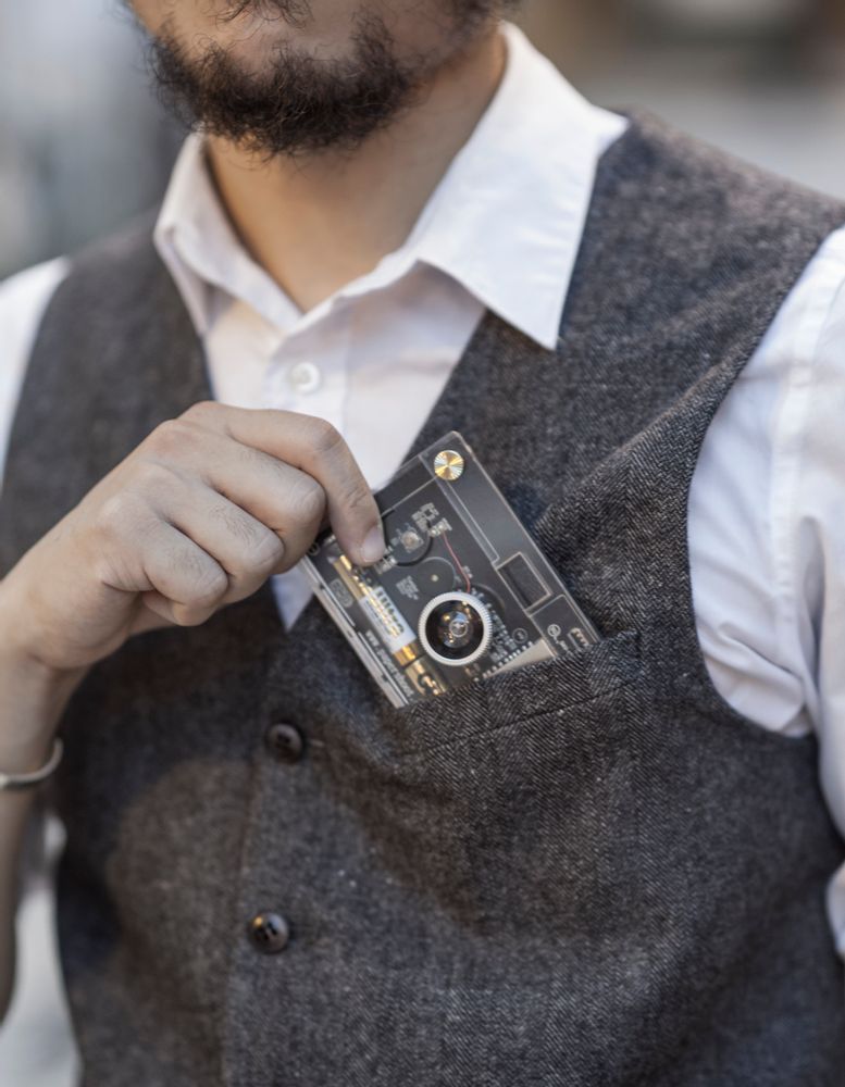 Gifts - Paper Shoot will be the most simple but functionally whole camera in the market. We aim to give owners of Paper Shoot an experience more than surprise and allow them to express their high-end taste with our attentive and creative design. - PAPER SHOOT TECHNOLOGIES INC.
