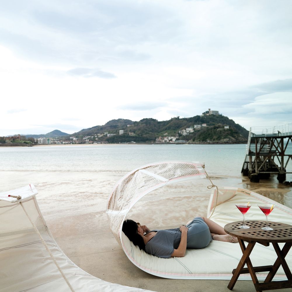 Outdoor pools - VAURIEN floating lounger - DVELAS
