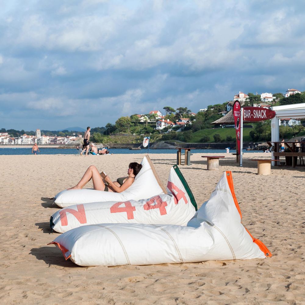Lounge chairs for hospitalities & contracts - CHESLÓN bean bag - DVELAS