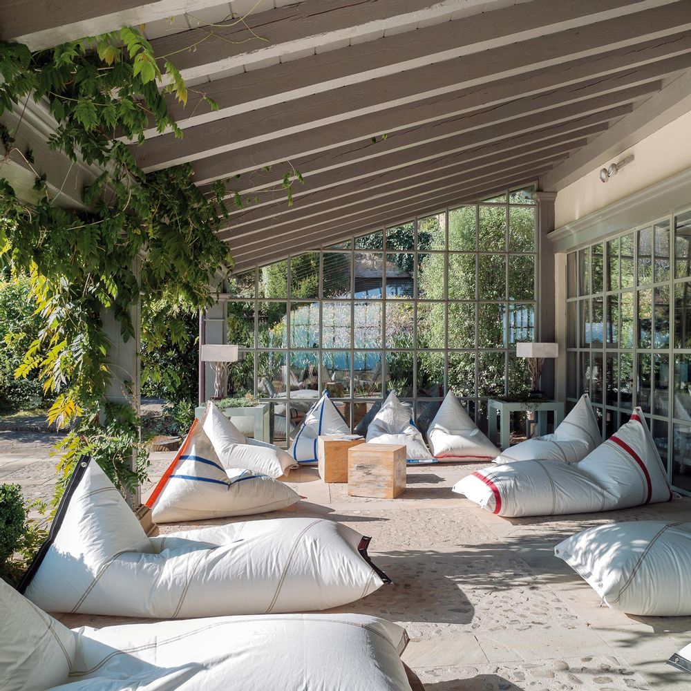 Lounge chairs for hospitalities & contracts - CHESLÓN bean bag - DVELAS