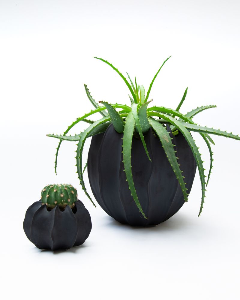 Vases - Vase VAYA black, en biscuit de porcelaine D10cm, H6,5cm - YLVAYA DESIGN