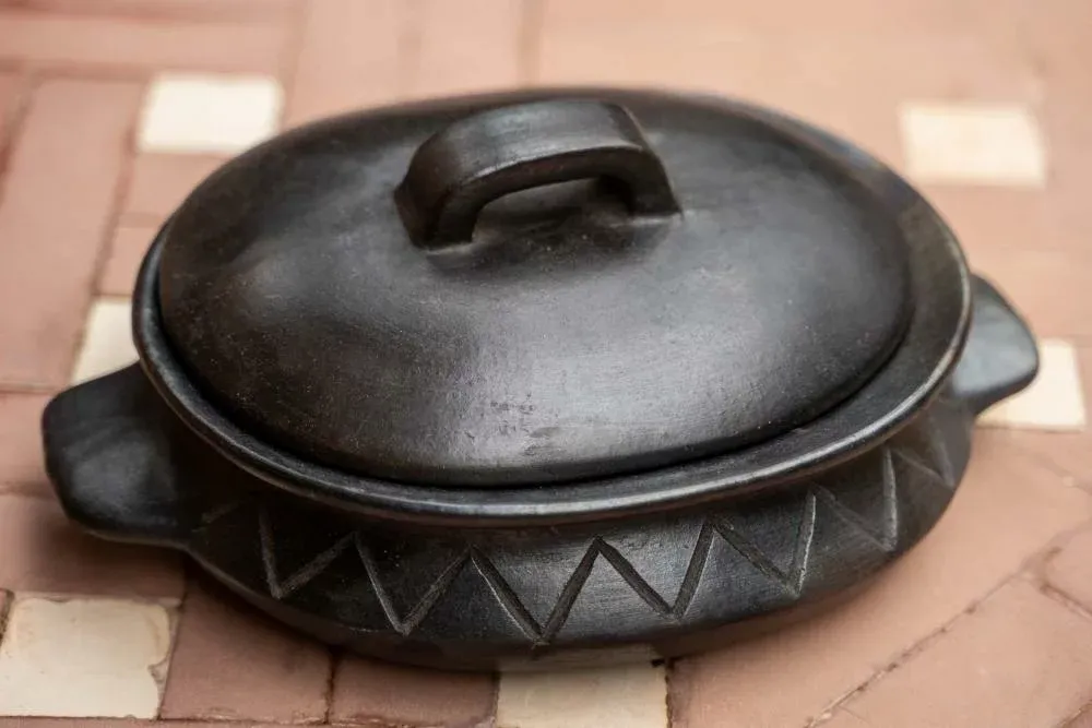 Platter and bowls - The Burned Oval Pot With Pattern and side handles - Black - BAZAR BIZAR LIVING