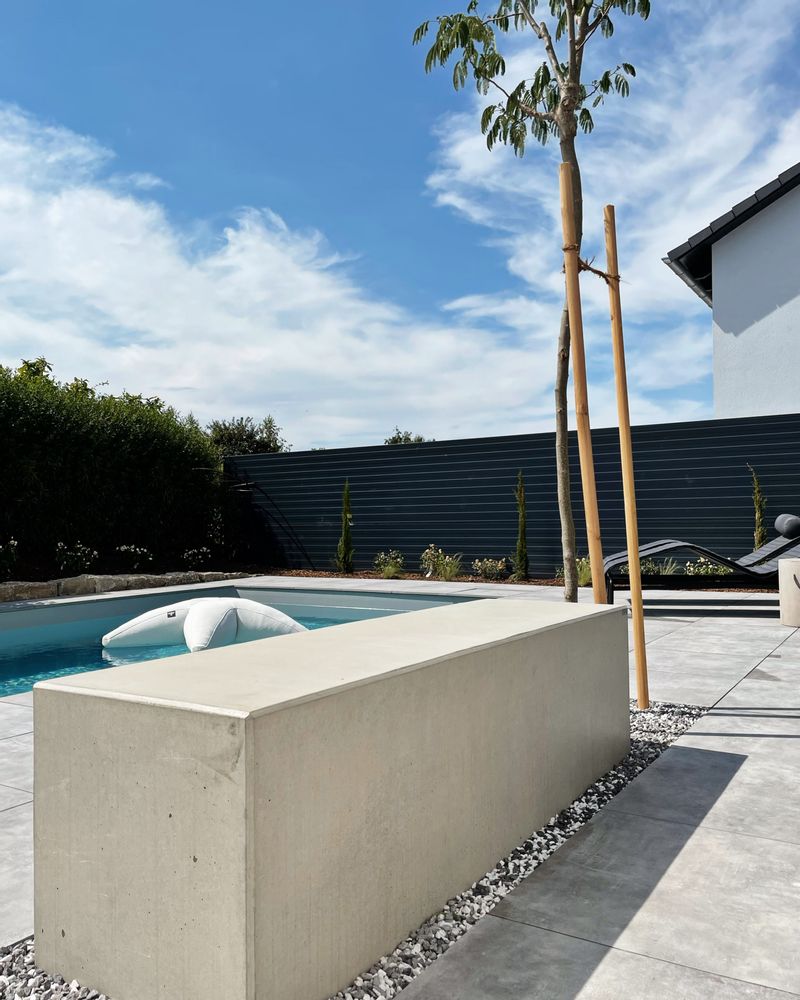 Benches for hospitalities & contracts - ANGULUS SEDES TRUNCUS Concrete garden bench with optional wood seat/backrest - CO33 EXKLUSIVE BETONMÖBEL
