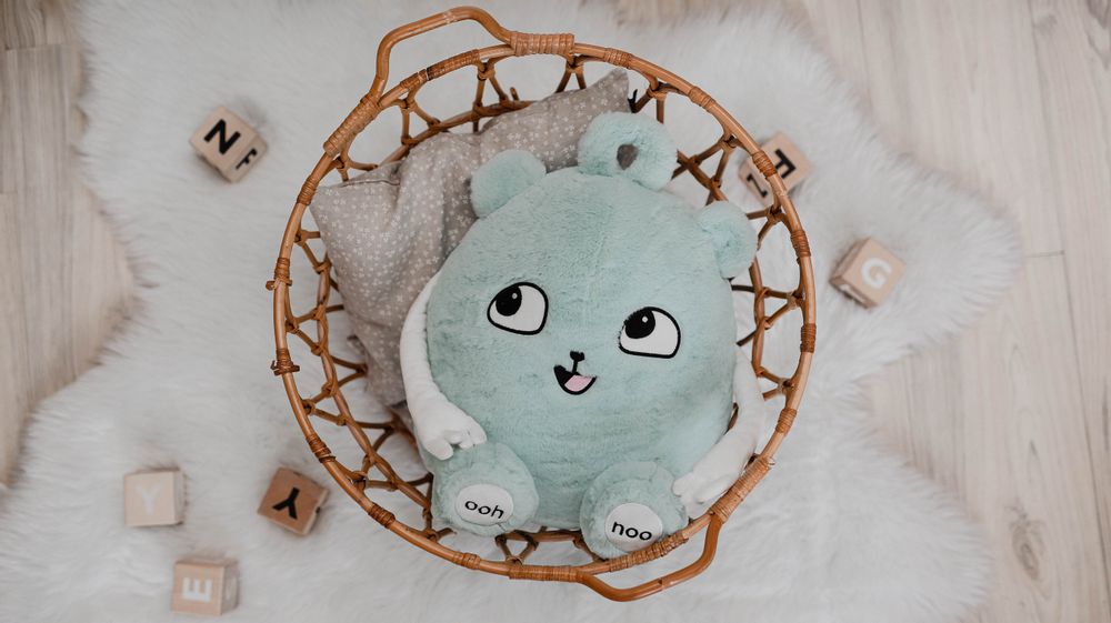 Peluches - Ooly - Salut ! Oui, vous l'avez deviné. C'est moi, OOLY. Et oui, vous l'avez encore deviné. Les lettres de mon nom représentent ORIGINAL, EXCEPTIONNEL, LOVABLE et YUMMY. - OOH NOO