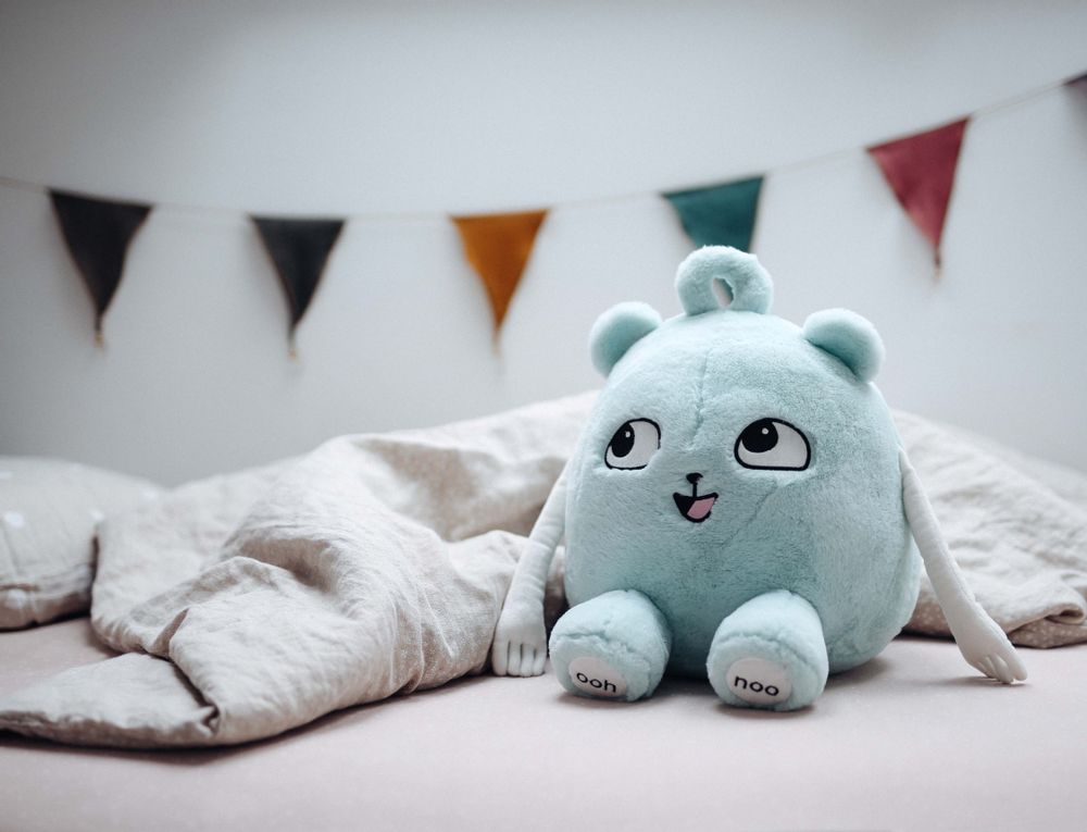 Peluches - Ooly - Salut ! Oui, vous l'avez deviné. C'est moi, OOLY. Et oui, vous l'avez encore deviné. Les lettres de mon nom représentent ORIGINAL, EXCEPTIONNEL, LOVABLE et YUMMY. - OOH NOO