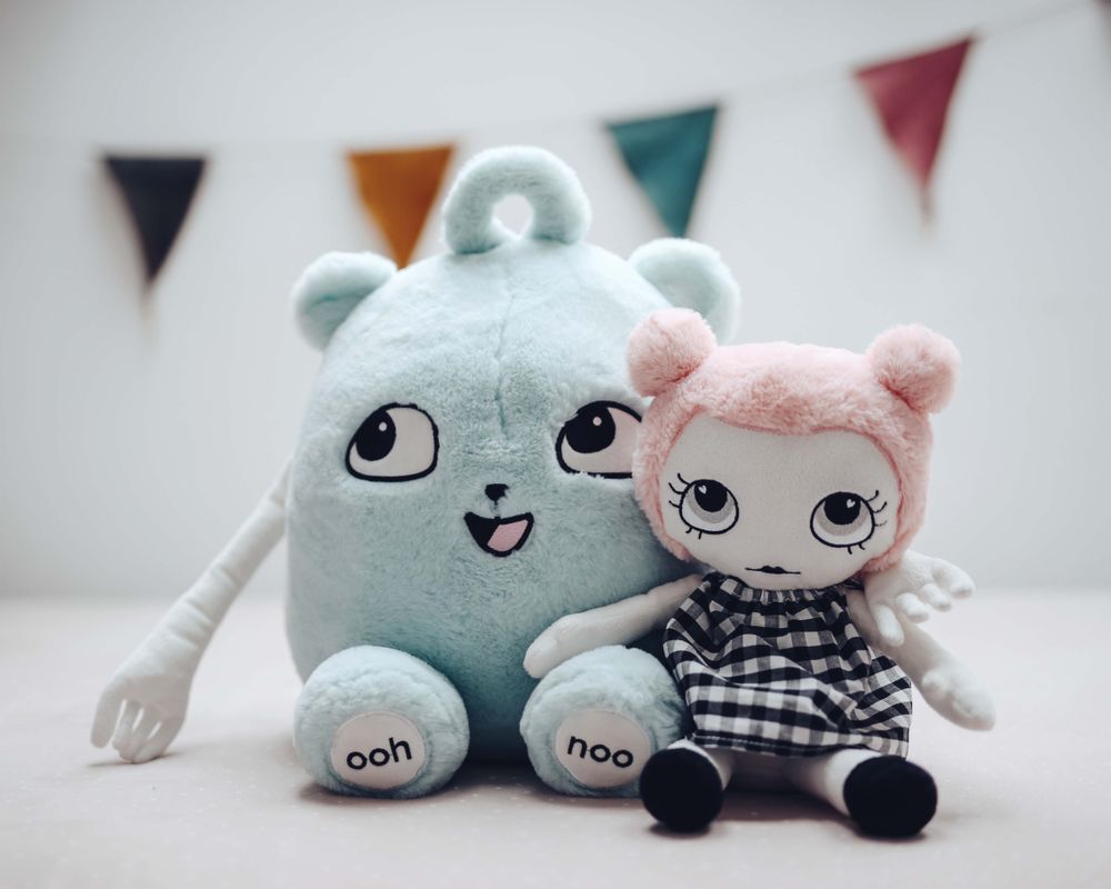 Peluches - Ooly - Salut ! Oui, vous l'avez deviné. C'est moi, OOLY. Et oui, vous l'avez encore deviné. Les lettres de mon nom représentent ORIGINAL, EXCEPTIONNEL, LOVABLE et YUMMY. - OOH NOO