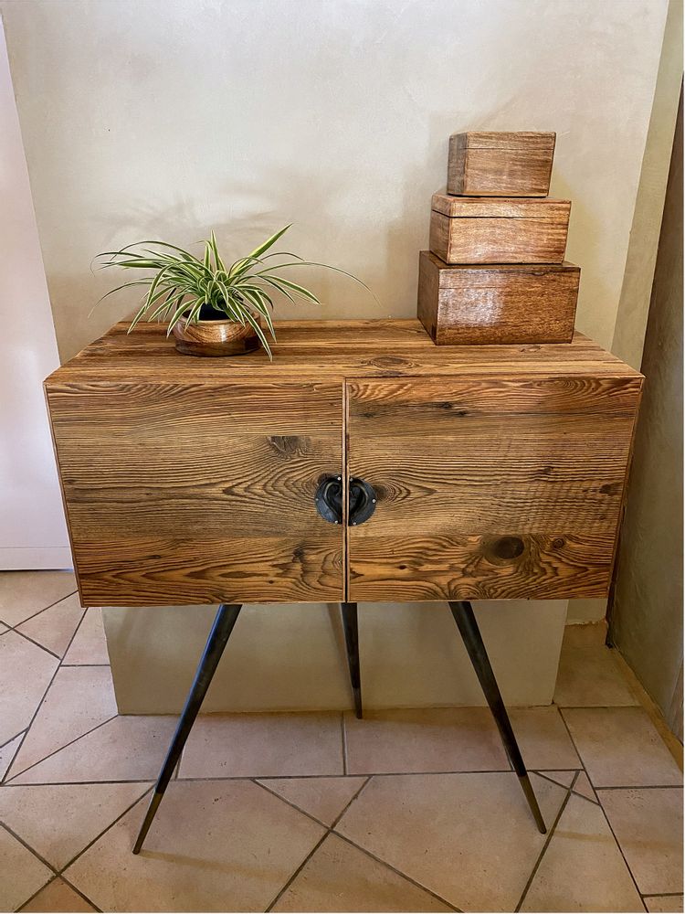 Chests of drawers - Old wood sideboard with 3 metal legs - LES SCULPTEURS DU LAC