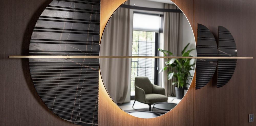 Miroirs - Installation du DEMI-MIROIR (HALF MIRROR). Donna - UKRAINIAN DESIGN BRANDS