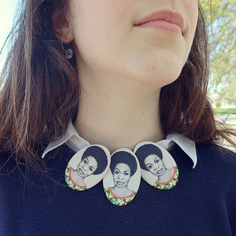 Bijoux - Broches culturelles & son e-book écrit et audio L'accroche-coeur - L'ART DANS LA PEAU