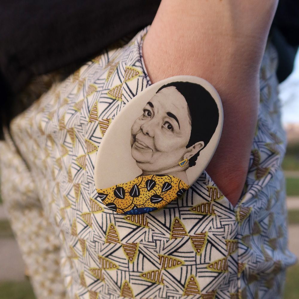 Bijoux - Broches culturelles & son e-book écrit et audio L'accroche-coeur - L'ART DANS LA PEAU