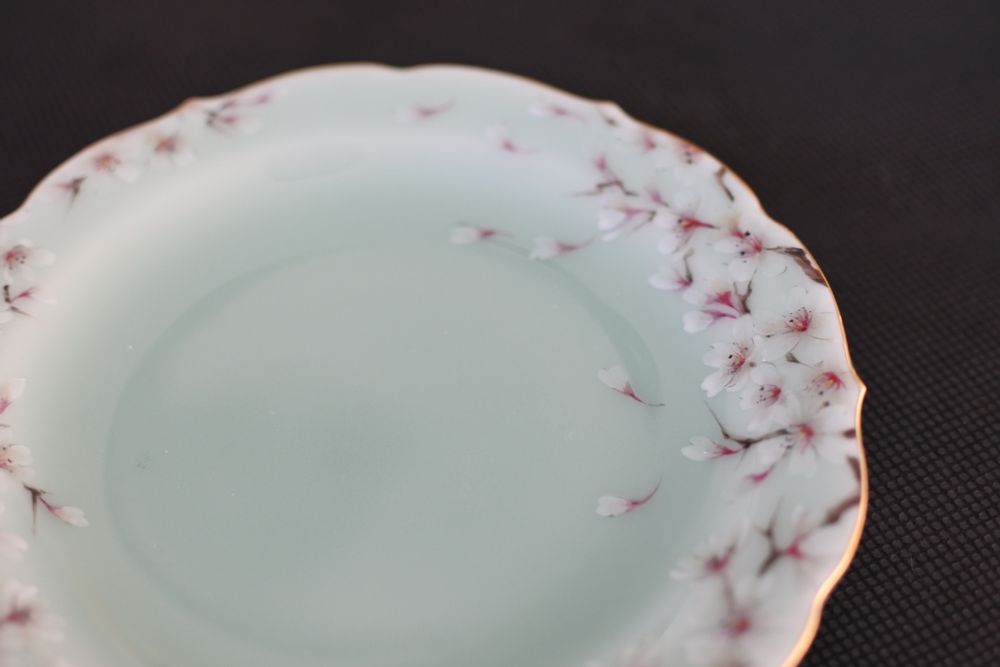 Accessoires thé et café - Petite assiette ronde en forme de vague céladon peinte à la main avec motif Sakura - YUKO KIKUCHI