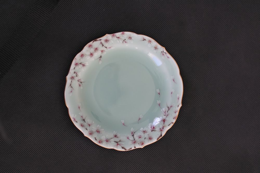 Accessoires thé et café - Petite assiette ronde en forme de vague céladon peinte à la main avec motif Sakura - YUKO KIKUCHI