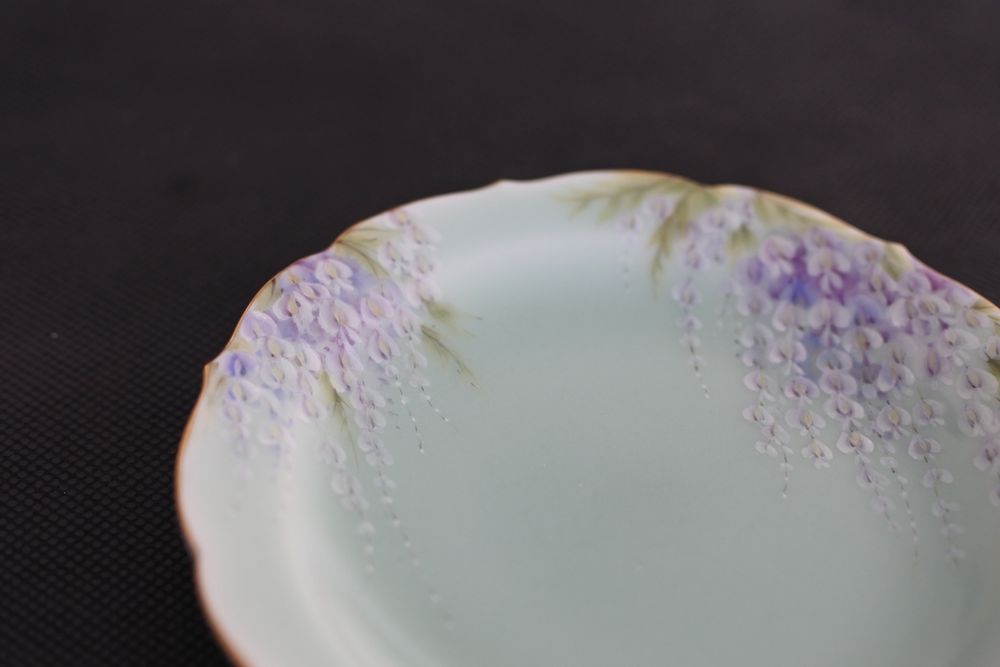 Accessoires thé et café - Petite assiette ronde en forme de vague céladon japonais peinte à la main avec motif glycine - YUKO KIKUCHI