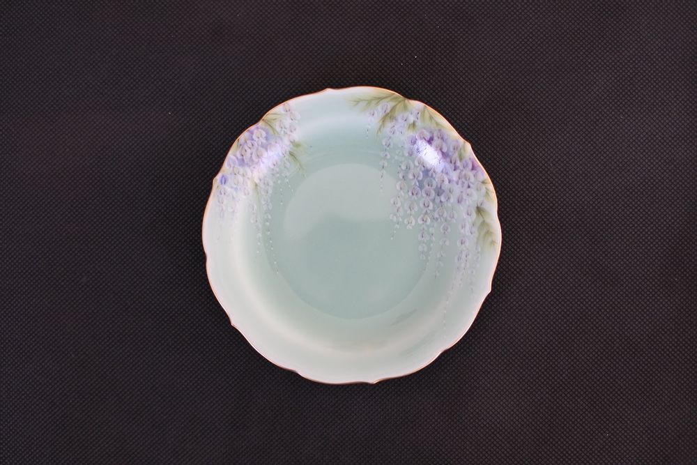 Accessoires thé et café - Petite assiette ronde en forme de vague céladon japonais peinte à la main avec motif glycine - YUKO KIKUCHI
