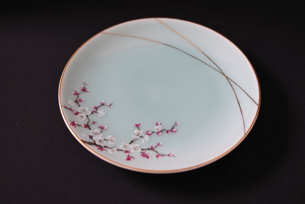 Accessoires thé et café - Assiette japonaise céladon peinte à la main avec motif fleur de prunier - YUKO KIKUCHI