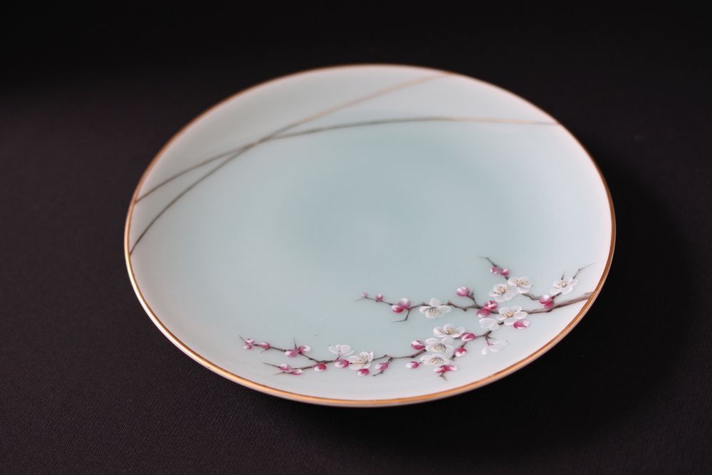 Accessoires thé et café - Assiette japonaise céladon peinte à la main avec motif fleur de prunier - YUKO KIKUCHI