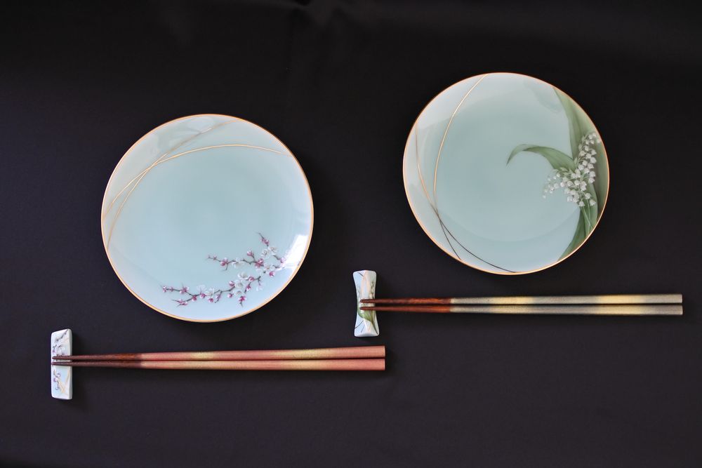 Accessoires thé et café - Assiette japonaise céladon peinte à la main avec motif fleur de prunier - YUKO KIKUCHI