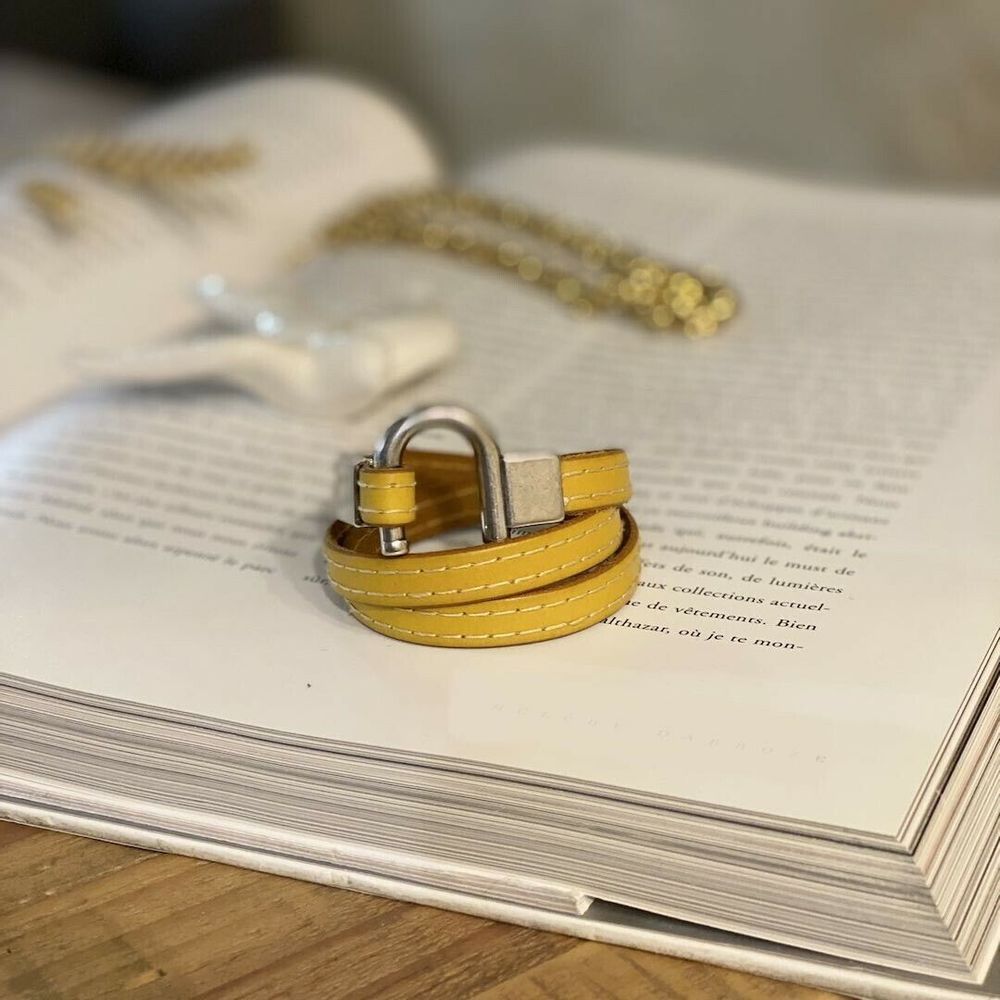 Bijoux - Bracelet en cuir moutarde - L'ATELIER DES CREATEURS