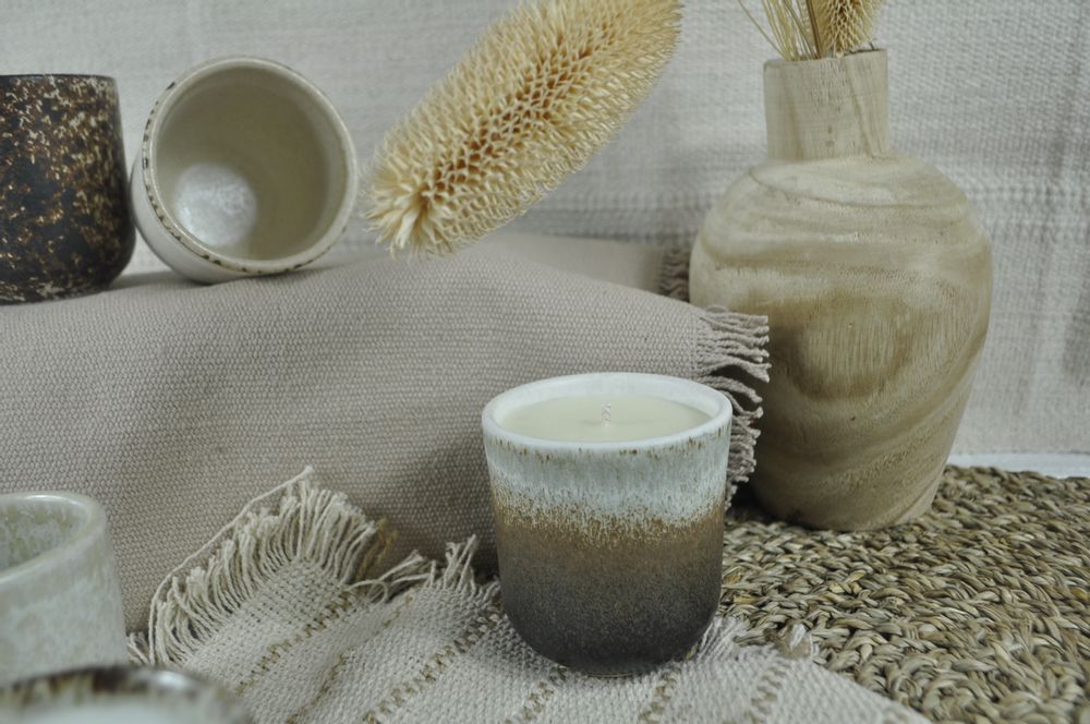 Coffrets et boîtes - Bougie en céramique vert pailleté 170g/ NUANCE FLORALE ( 30% DE REMISE SUR TOUT) - NATOÈ FRAGRANCES