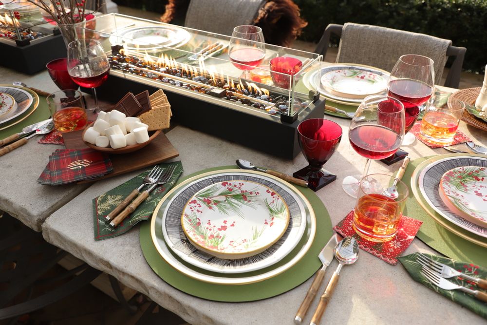 Everyday plates - Acrylic Plate Charger in Clear with Gold Rim - 1 Each - CASPARI