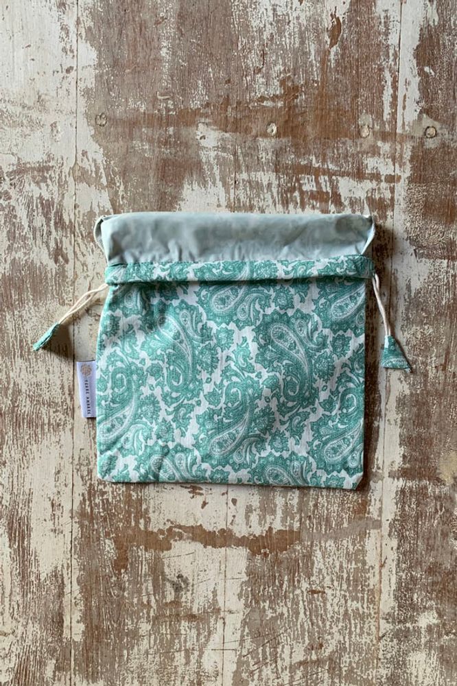 Pochettes - Pochette de maillot de bain ethnique verte et blanche Banhi - TERRE AMBRÉE