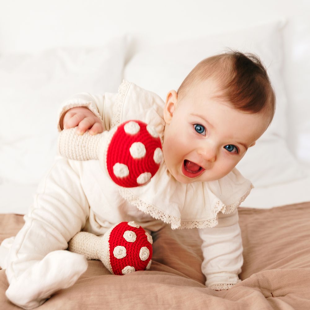 Objets de décoration - MEREDITH L'AMANITE - HOCHET POUR BÉBÉ EN COTON BIO - MYUM - THE VEGGY TOYS