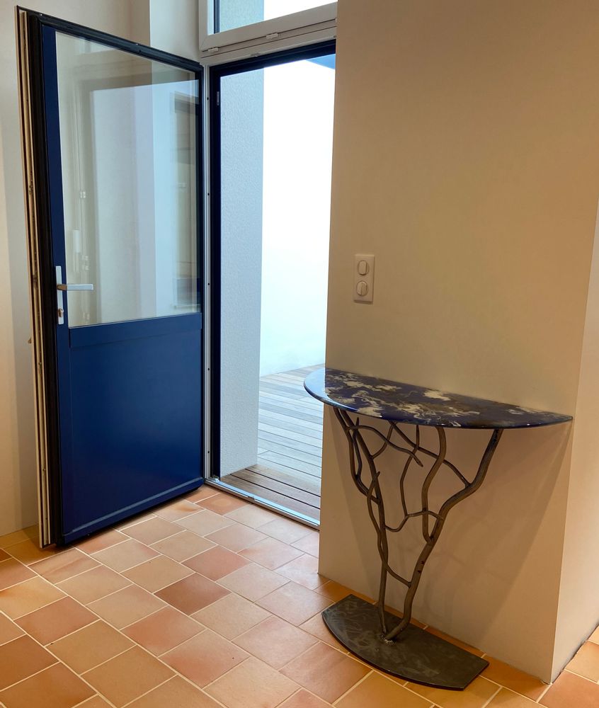 Console table - Forged metal roots console and unique fusing glass top. - RECYCLAGE DESIGN RÉANIMATEUR D'OBJETS R & D