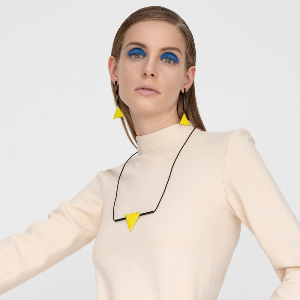 Bijoux - Bau Jewls - Triangle in motion - boucles d'oreilles longues avec émail - jaune et noir - AGAPIS JEWELLERY