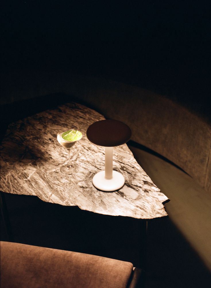 Lampes de table extérieures - Gustave - lampe sur batterie - FLOS SHOWROOM PRO