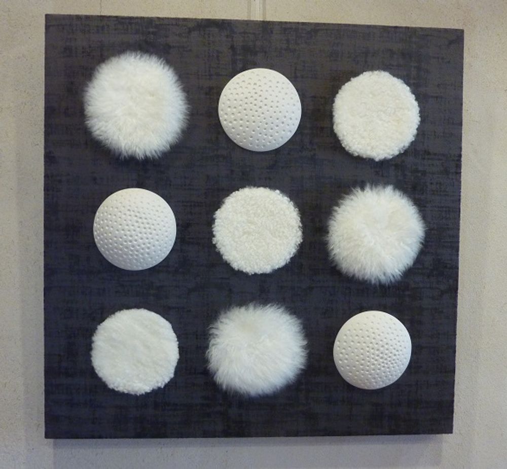 Tableaux - Tableau : 9 pompons blancs sur velours - BLANDINE PELHATE