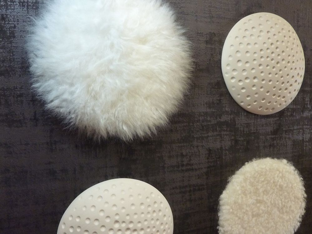 Tableaux - Tableau : 9 pompons blancs sur velours - BLANDINE PELHATE