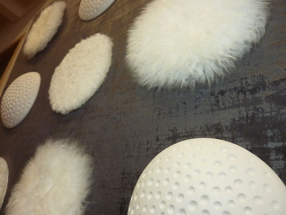 Tableaux - Tableau : 9 pompons blancs sur velours - BLANDINE PELHATE