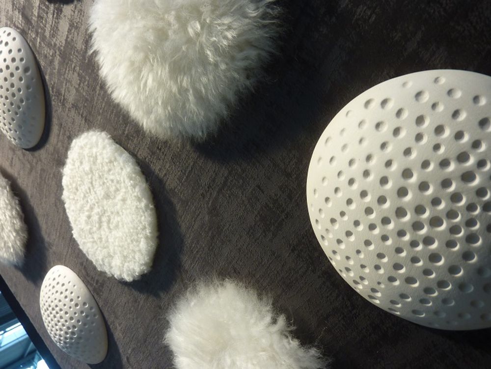 Tableaux - Tableau : 9 pompons blancs sur velours - BLANDINE PELHATE