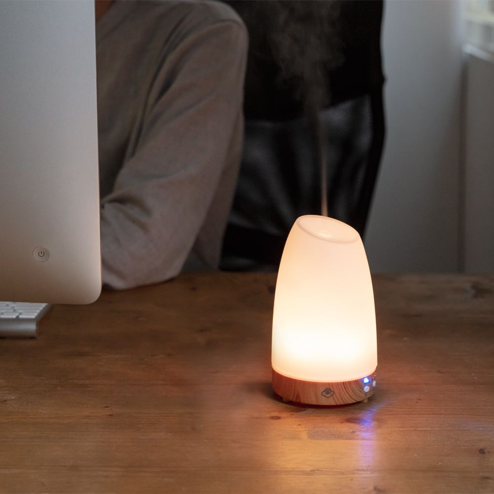 Objets de décoration - Diffuseur à ultrasons blanc avec base en bois clair. - SERENE HOUSE
