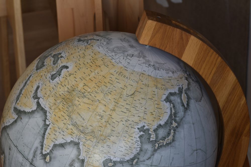 Pièces uniques - Globe Terrien support "Parquet" - GLOBE SAUTER & CIE