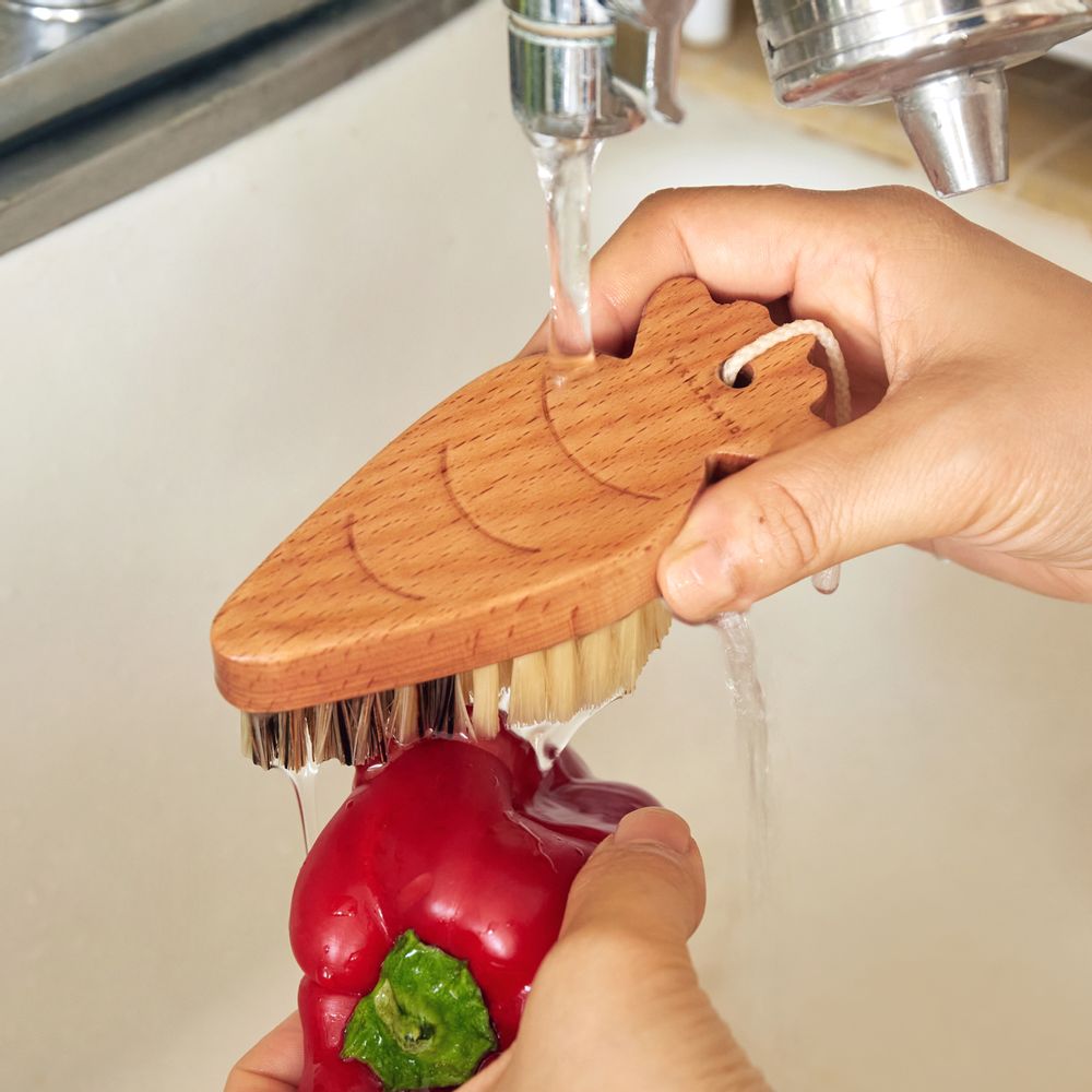 Kitchen utensils - CARROT CLEANING BRUSH - KIKKERLAND