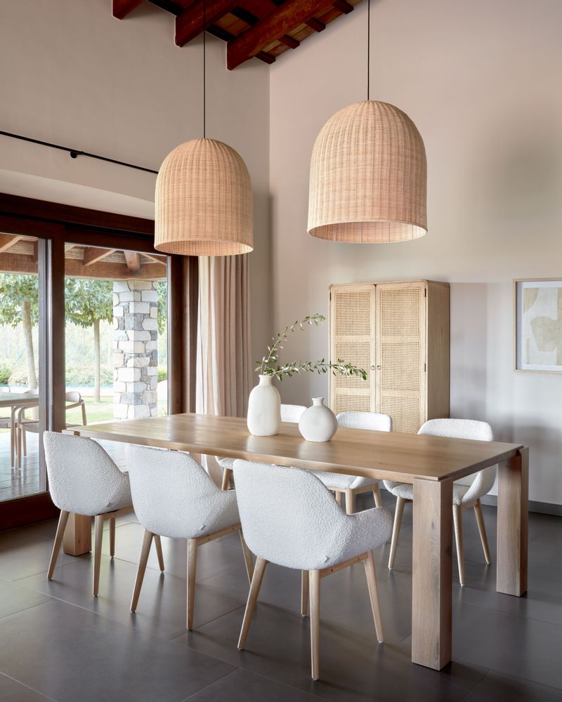 Chairs for hospitalities & contracts - Konna chair in white fleece with solid ash wood legs in a natural finish - KAVE HOME