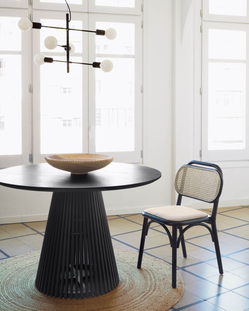 Dining Tables - Table ronde Jeanette en bois massif de Mindy noir Ø 90 cm - KAVE HOME