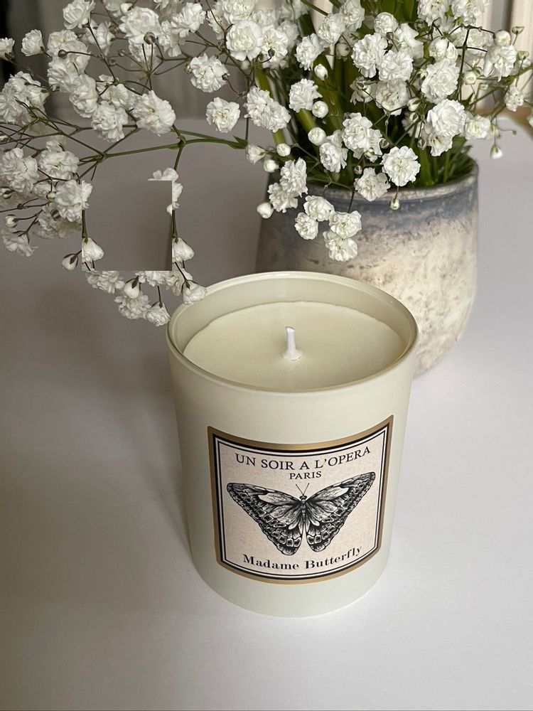 Decorative objects - MADAME BUTTERFLY - 100% VEGETABLE WAX SCENTED CANDLE - IVORY - UN SOIR A L'OPERA