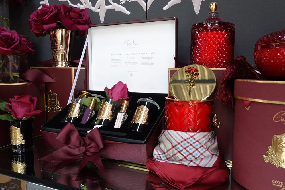 Floral decoration - LUXURY GRAND BOUQUET - GOLD BADGE - MIXED PINKS - PINK BOX - CÔTE NOIRE
