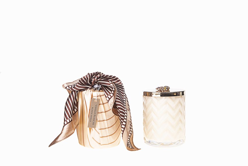 Bougies - BOUGIE À CHEVRONS AVEC FOULARD BLOND VANILLE - CÔTE NOIRE